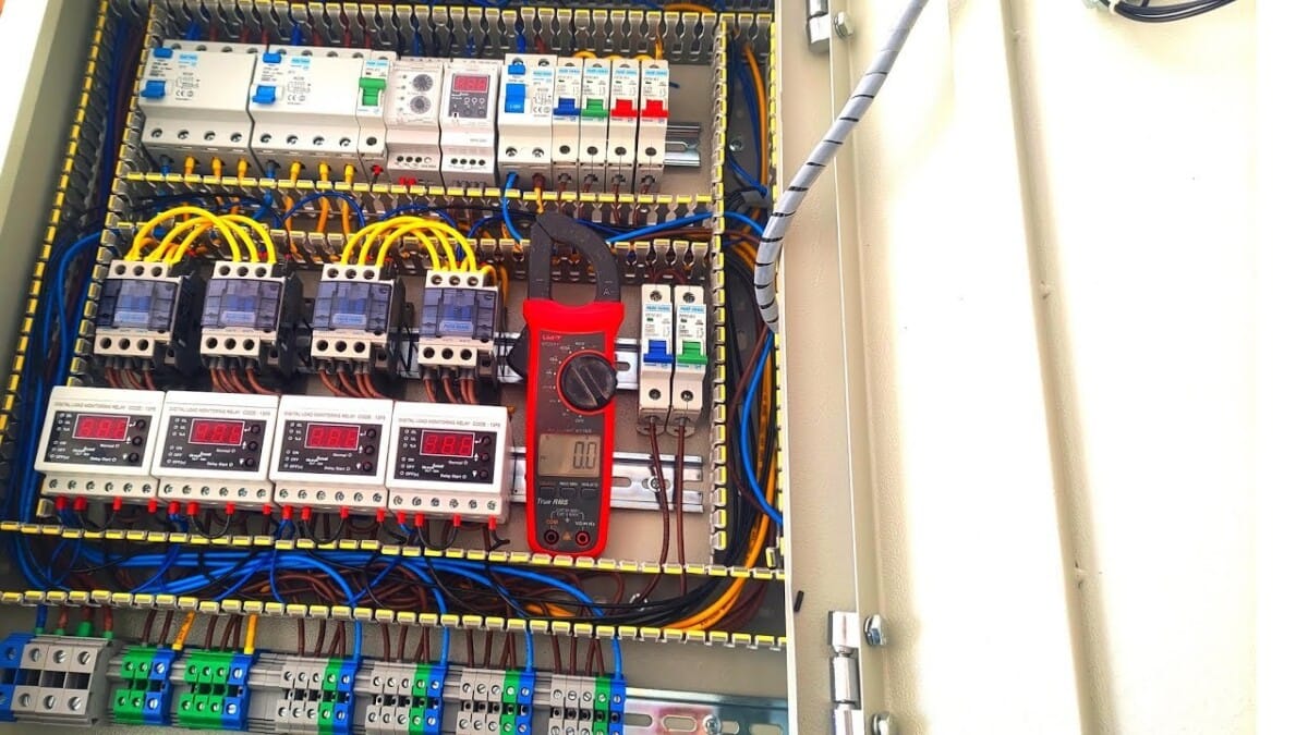 공장 제어반 내 누전차단기 설치 사진